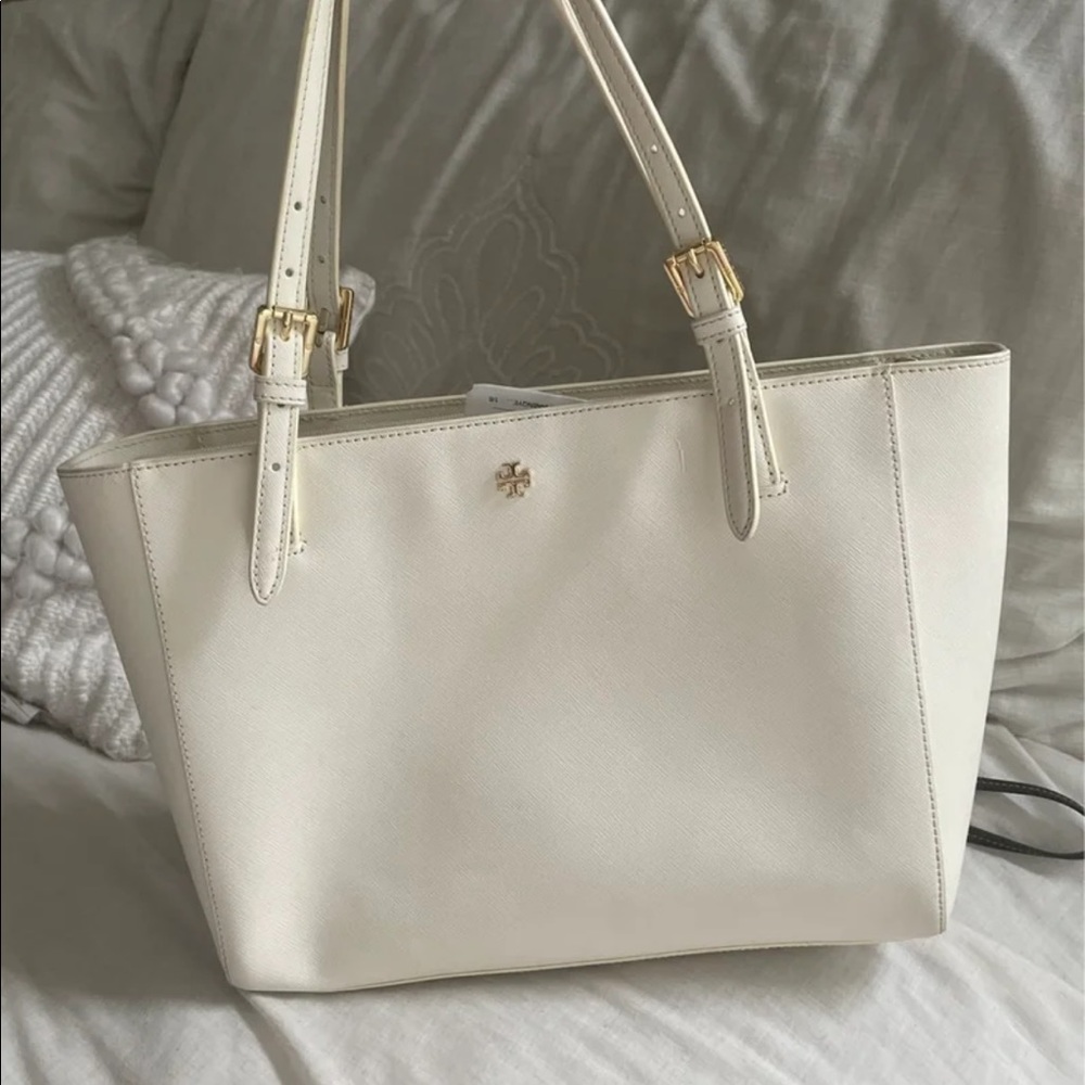 White Tory Burch purse perfect for summer